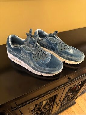 Nike Women's Blue Velvet Air Max Sneakers